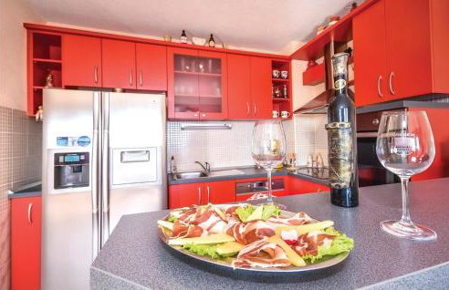 Two-Bedroom Apartment In Mravince - Photo 17