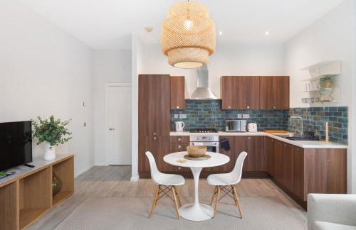 Clapham South Surprise - Photo 7