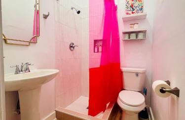 Uptown Colorful Cottage by the Riverwalk - Foto 27