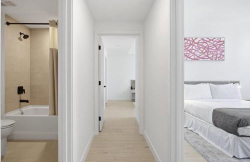 Upscale Downtown Condo Pool Gym & Skyline Views - Foto 38