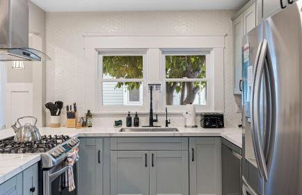 Luxe Backyard Oasis w/ Hot Tub Chic Design South Park Sanctuary - Foto 18