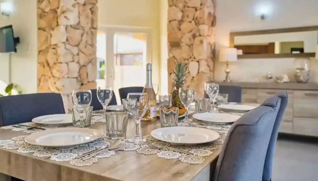 Spacious 6BR Villa w Pool Close2beach Sleeps 16 - Foto 2, Habitación