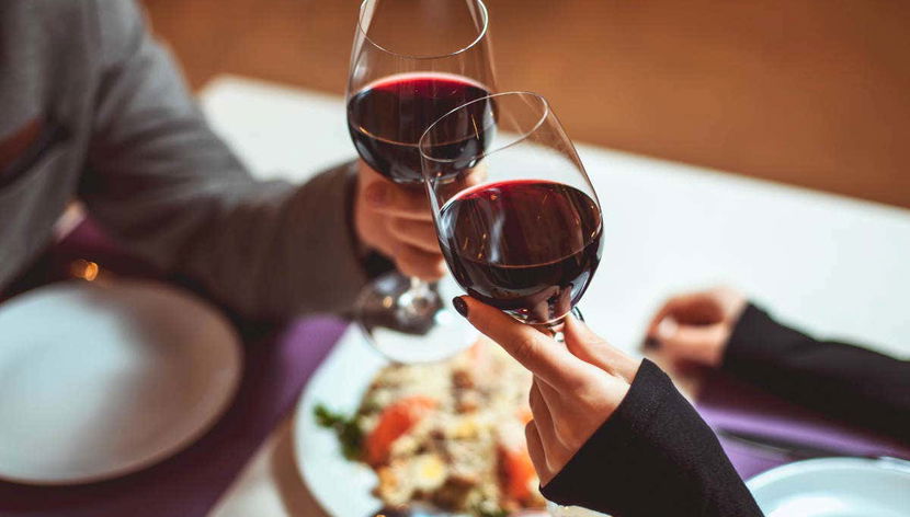 Tour de vinos y tapas por Valdevimbre - Foto 2, Brindando con vino DO León