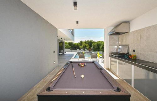 Spacious Villa With Pool and Garden in Stokovci - Foto 72