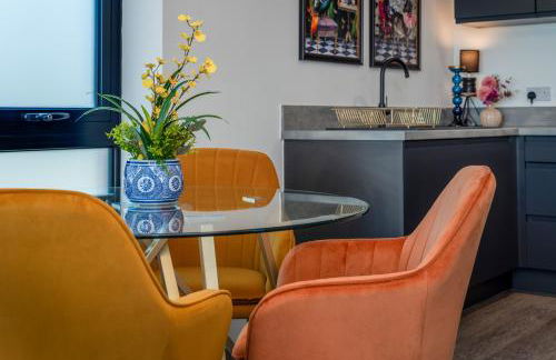 Luxury City Escape - Brand New Stylish 2 Bedroom Apartment with Parking - Foto 27