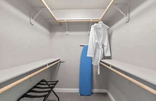 Chic Apt w Jacuzzi, Pool, BBQ, & Mountain Views - Foto 30