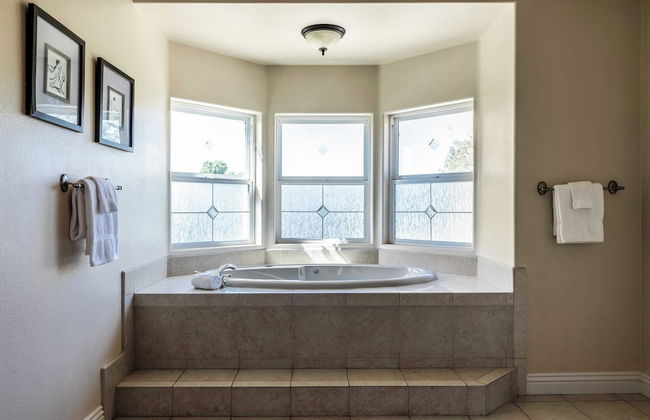 Wilson Creek Manor By Avantstay Sleeps 10! Amazing Estate w/ Pool & Game Room - Photo 20