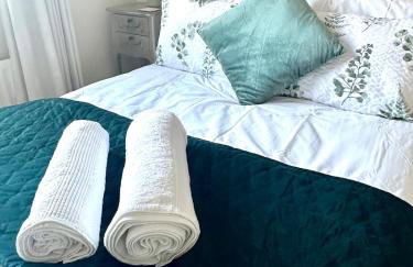 Spacious 5-Bed Detached House, Sleeps 10, Parking - Photo 24