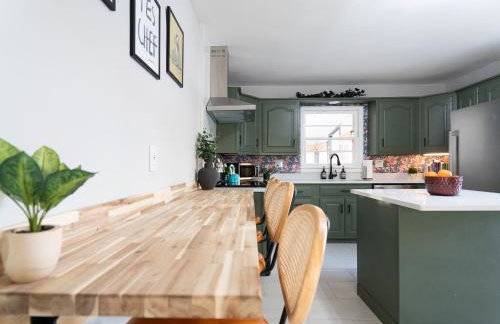 5 Bedroom 2 & 1 half Bath Group Stay Fun Design in Quiet Neighborhood - Foto 9