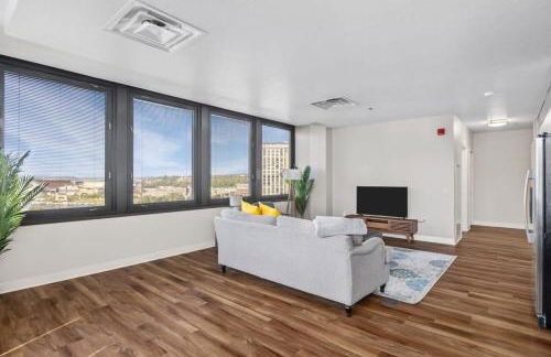 Sleek 2BR Downtown Retreat with Gym - Foto 9