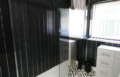 Large 4 Bed House, Sleeps 7, Near NEC, BHX, City Centre - Foto 6