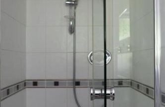 Spacious bungalow with estuary views near Llansteffan - Photo 9