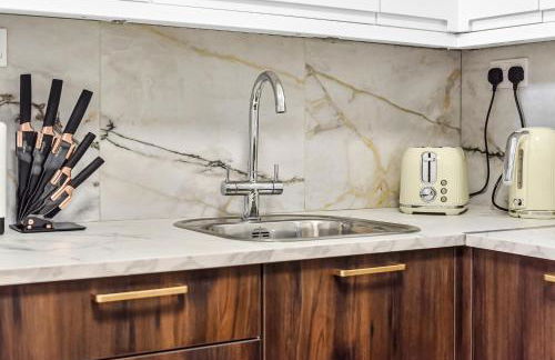 Spacious 4BR Home with Garden Close to Transport - Foto 22