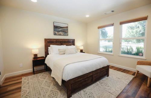 Riverfront Beauty with Pickle Ball Court - Foto 41