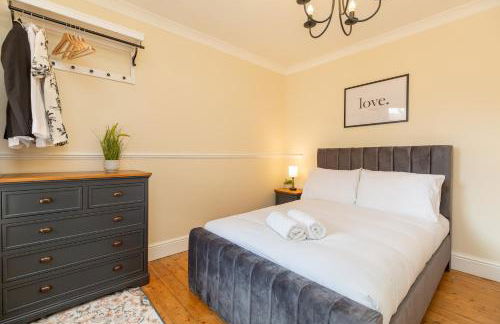 Newcombe - Sleeps Up to 8 - Close to Northampton Town Centre & Train Station - Fast Wifi, Free Parking, SmartTV with Netflix by Centro Stays - Foto 1