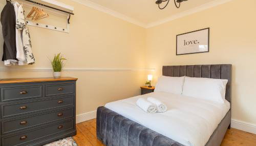 Newcombe - Sleeps Up to 8 - Close to Northampton Town Centre & Train Station - Fast Wifi, Free Parking, SmartTV with Netflix by Centro Stays - Foto 1