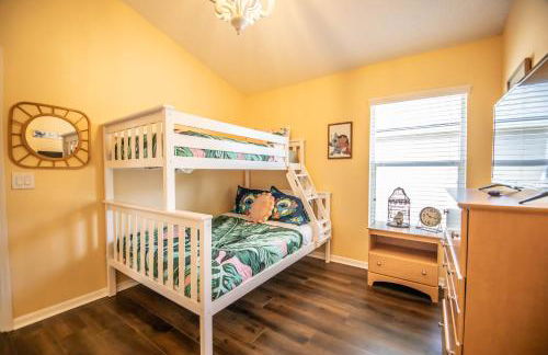 5BR Cottage w Pool & Hot Tub Near Disney - Foto 51