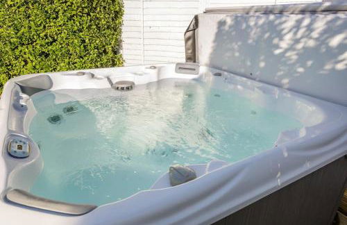 Modern Seaside House with Hot Tub - Foto 39