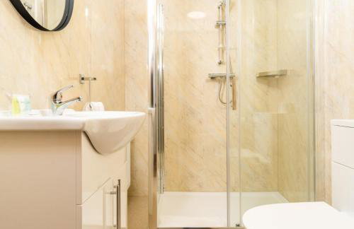 Modern 2 Bed Apartment - 2 Parking Spaces - Sleeps 3 - Netflix 1BS - Foto 13