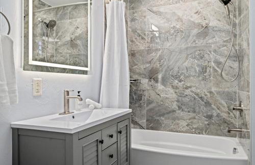 Upscale King Bed Suite with Full Workspace and Free Parking - Foto 18