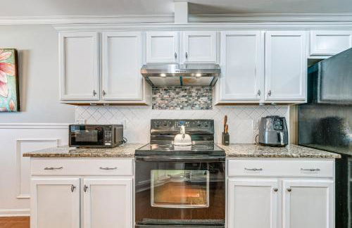 Centrally Located Raleigh Townhome with Pool Access - Foto 8