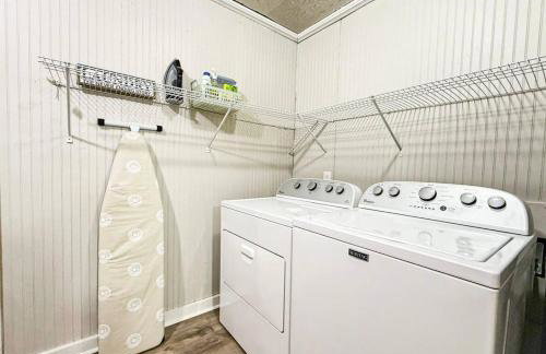 King Bed! Soaking tub! Fenced Yard w Screen Patio - Foto 48