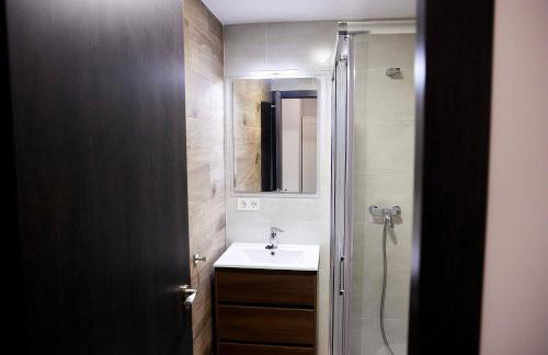 Two room two bath with a big private terrace - Photo 13