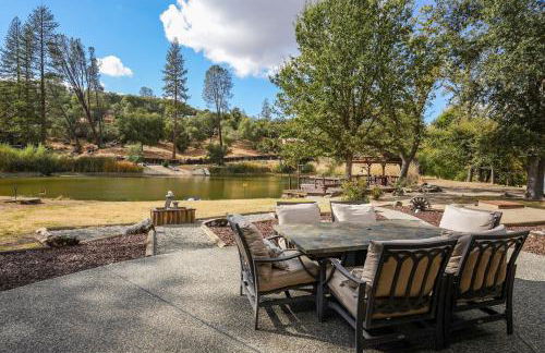 Oak Pond Retreat Stocked pond/pool table/BBQ Grill/EV Charger - Foto 60