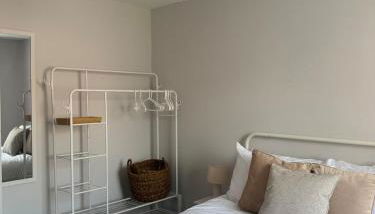 Zone 2 Modern 1 bed Flat with Seperate Office - Foto 5, towels, wardrobe