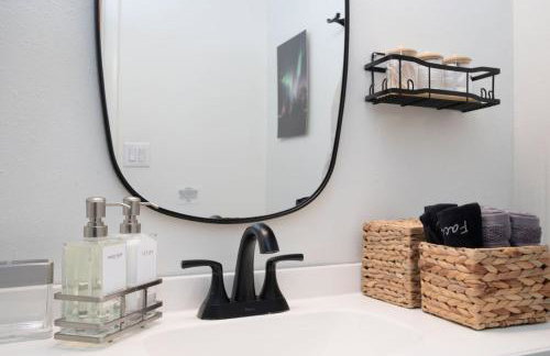 Fly Away Home with Aurora Views - Foto 21