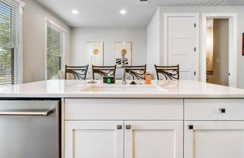 Downtown home with WiFi, central AC, furnished rooftop deck, and full kitchen - Foto 8