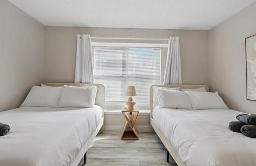 4BD Tropical Pool Oasis with a Game Room - Photo 34