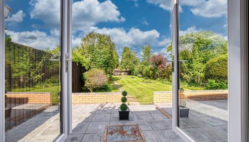 Elegant 5 Bed House - Sleeps 9, Central Solihull, NEC, JLR, HS2, Resorts World, Airport Business and Leisure Stays, - Foto 4, Garden