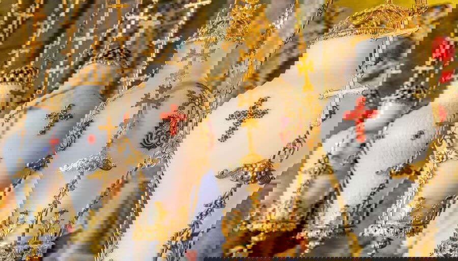 Lustres en pierre dans l'église du Saint-Sépulcre