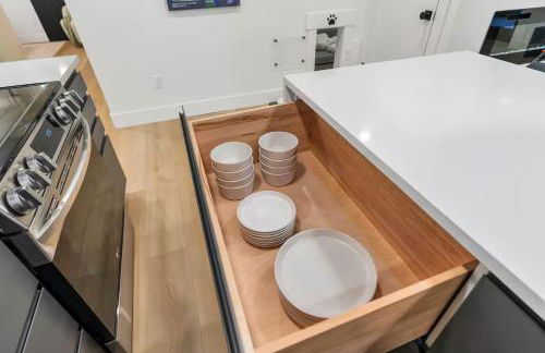 Modern LuxeDen with Private Hot Tub and Fenced Yard - Foto 31