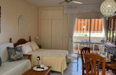 Benalbeach Beauty- Sunny studio with ocean views, balcony, and windows in every room - Foto 6