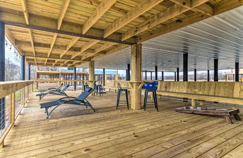 Upscale Riverfront Home with Beach and Fire Pit! - Foto 38