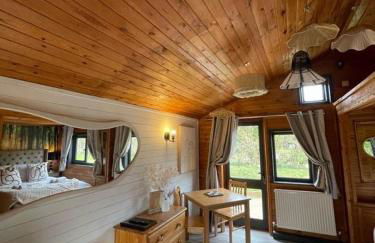 Otter 1 - Private Hot Tub - Bali Inspired Lodge - Bath - Longleat - Wiltshire - Photo 32