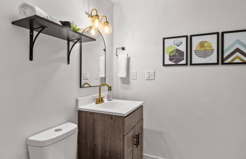 Game Room and Huge Yard with Fire Pit Yard Games and BBQ Near UE and Downtown - Foto 3