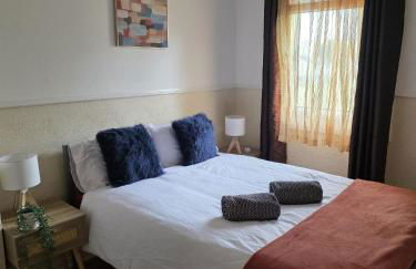 3BR House with Parking 10 Mins to Airport Sleeps 6 - Foto 16