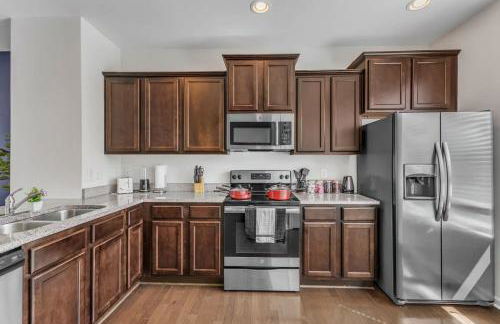 3BR Townhouse King Bed Garage Near NC State - Foto 2