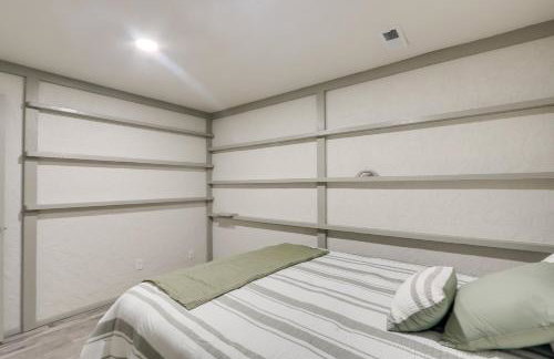 Group Getaway with Private Yard in Wichita! - Foto 17