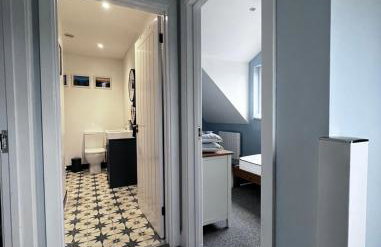 Orchard Lodge-Coastal Retreat, newly built hideaway with village views and private terrace - Foto 23