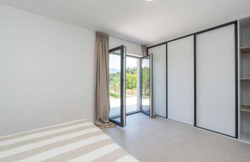 Green & Blue Five Bedroom Villa with Private Pool and Complete Privacy - Photo 18