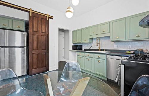 4 Bedroom 3 Story Townhouse with Free Parking - Foto 19