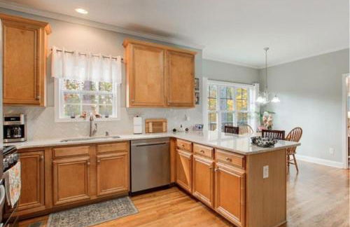 1 Spacious 4BR Getaway near Atlanta - Foto 3