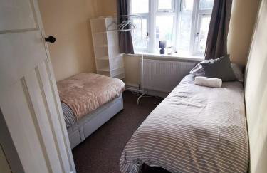 Spacious 6 bedroom House in Dudley with optional Nursery-Drive and Garage-Families and Contractors Welcome - Foto 46