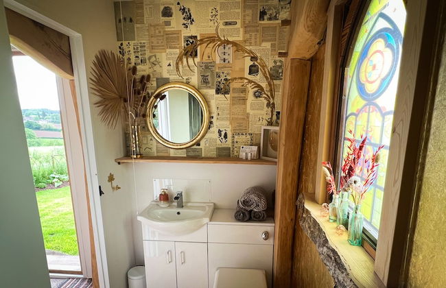 Luxury Shepherd's Hut Style Cabin With Views - Photo 7