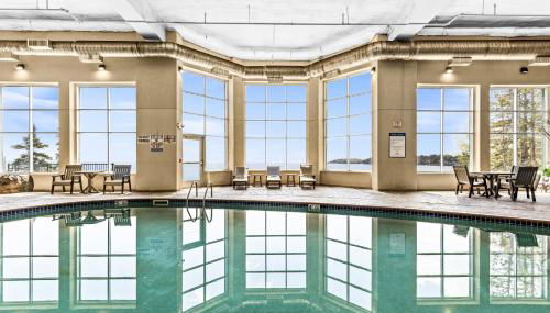 Whispering Pines Lake Views Studio 2 Queen Beds, Heated Pool and Hot Tub - Foto 2