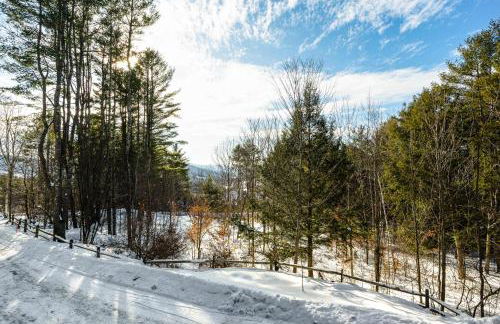 Resort-Style Community! Quechee Chalet with Deck - Foto 42